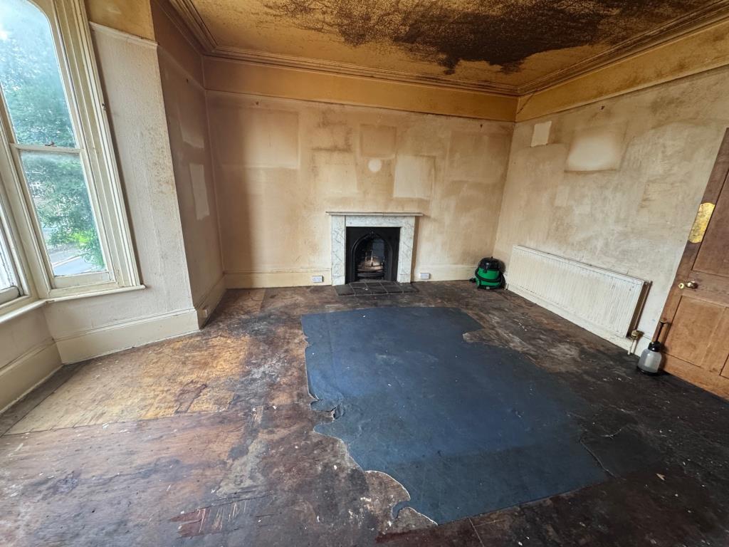 Lot: 144 - FIRST FLOOR FLAT FOR REFURBISHMENT - Living room
